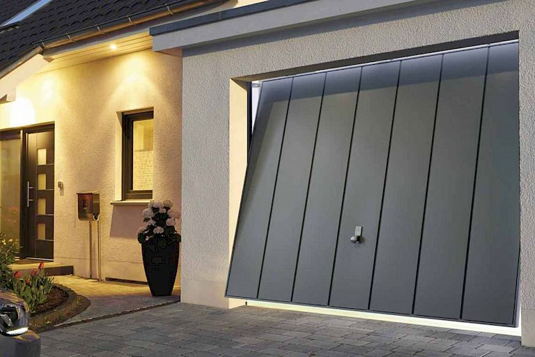 Torantrieb öffnet Garagentor
